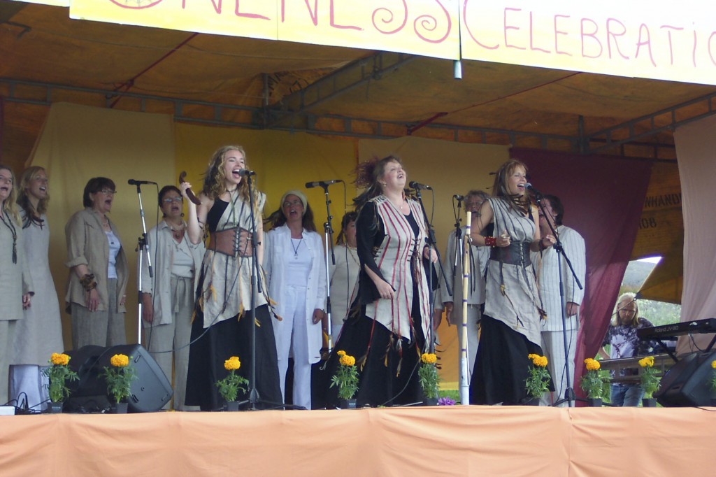 Malou sjunger HOYA-låtar, med Hanna Wanngård och Tessan Andersson och kören på ONENESS 2004