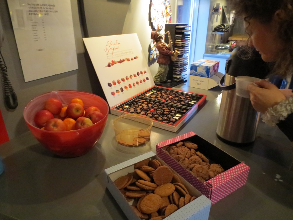 Kakor och chokladpraliner förgyller gommen och gungar skönt i kistan. Chokladasken heter Symfoni, passande just denna dag.. hihi :-)