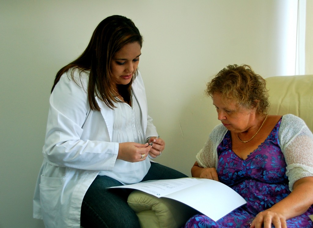 Dr Ana-Lia på Stem Cell Institute i Panama går igenom mina värden från blodprovet
