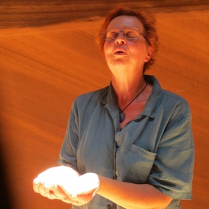 Malou fångar en ljusstråle i Antelope Canyon kopia