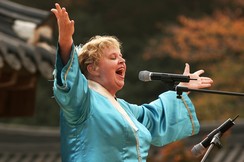 to open up the heart and let the voice sing freely is pure joy. att öppna upp hjärtat och släppa ut rösten är ljuvligt.